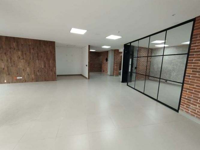 Oficina en arriendo en El Poblado, Medellín, 140 m² · foto 7 de 9