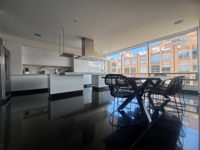 Apartamento de 2 alcobas en venta en Chico, Bogotá, 190 m² · foto 2 de 23