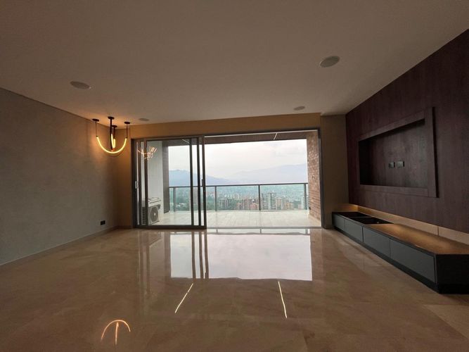 Apartamento de 3 alcobas en venta en El Poblado, Medellín, 209 m² · foto 2 de 20