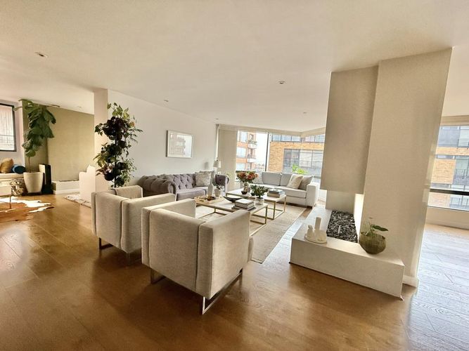 Apartamento de 3 alcobas en venta en El Refugio, Bogotá, 248 m² · foto 2 de 8