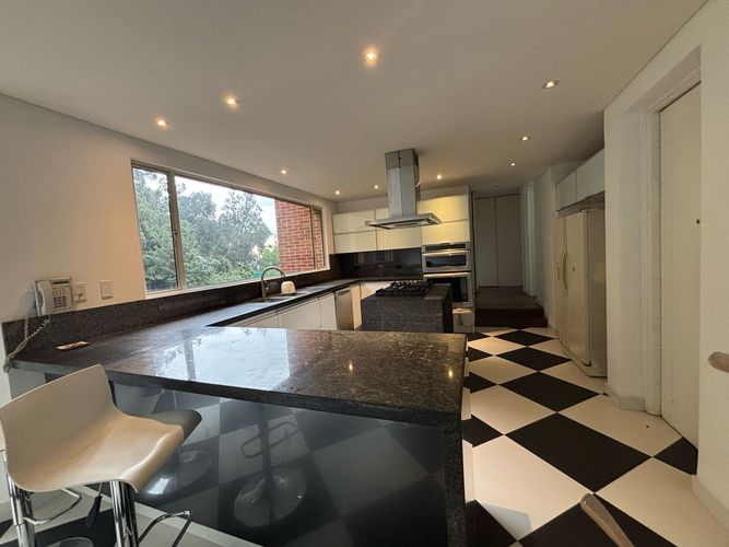 Apartamento de 4 alcobas en venta en Los Rosales, Bogotá, 410 m² · foto 8 de 16