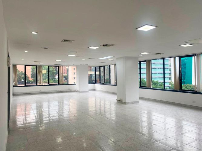 Oficina en arriendo en El Poblado, Medellín, 160 m² · foto 2 de 8