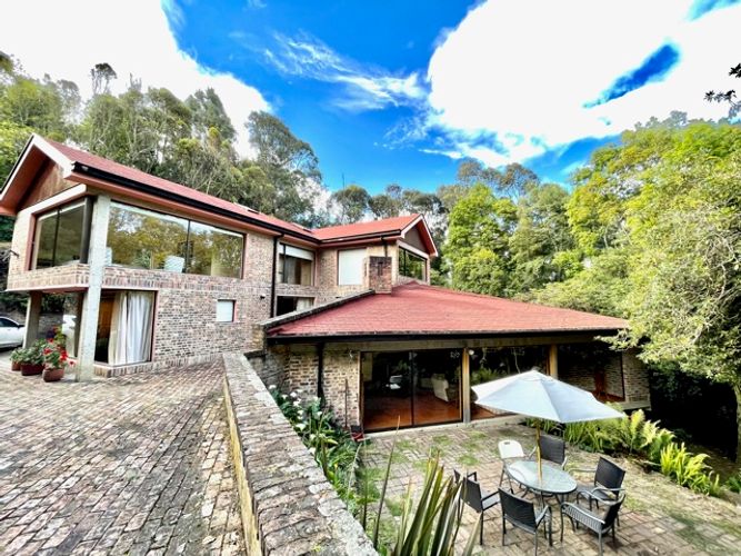 Casa de 5 alcobas en venta en Colinas De Suba, Bogotá, 753 m² · foto 2 de 24