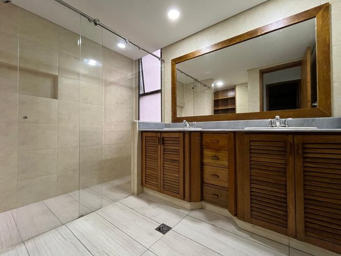 Apartamento de 4 alcobas en arriendo en El Poblado, Medellín, 313 m² · foto 18 de 20