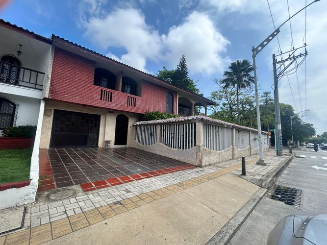 Casa de 3 alcobas en venta en El Golf, Barranquilla, 325 m² · foto 2 de 5