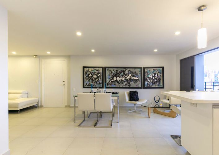 Apartamento de 2 alcobas en venta en El Poblado, Medellín, 80 m² · foto 2 de 14