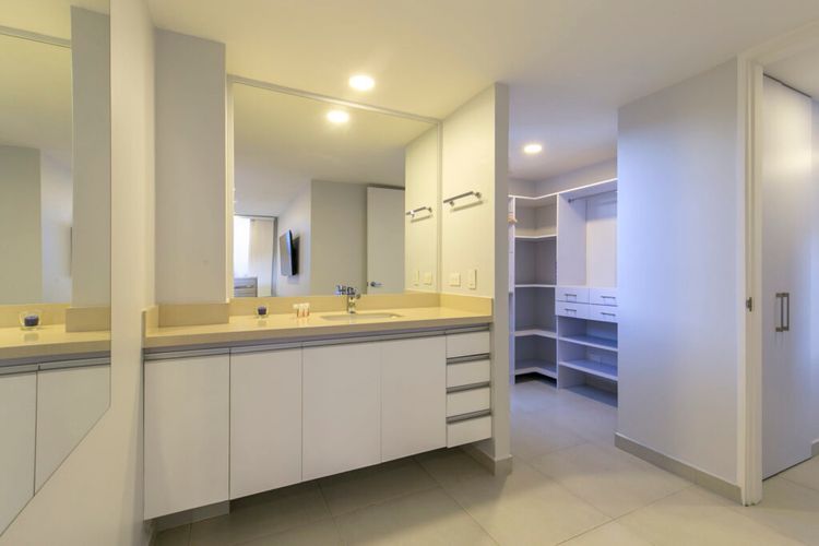 Apartamento de 2 alcobas en venta en El Poblado, Medellín, 80 m² · foto 12 de 14