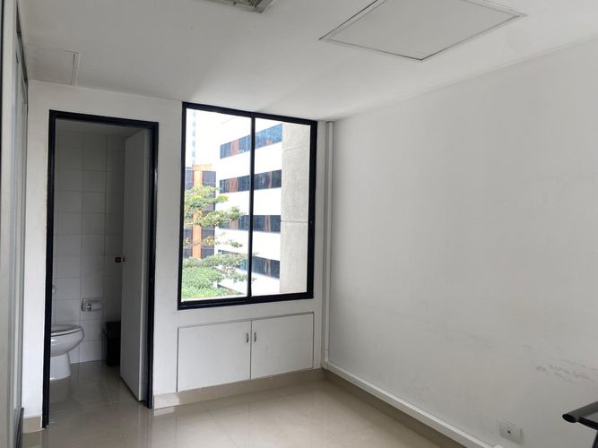 Oficina en arriendo en El Poblado, Medellín, 73 m² · foto 4 de 8