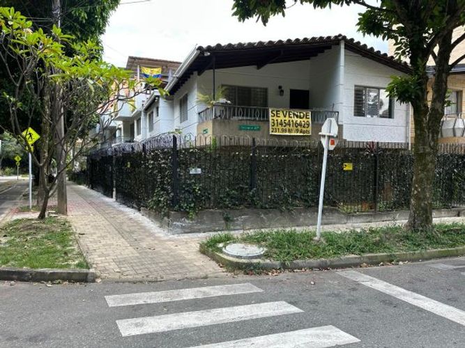 Casa de 8 alcobas en venta en Belen Alameda, Medellín, 237 m² · foto 3 de 9