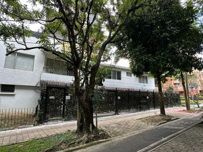 Casa de 8 alcobas en venta en Belen Alameda, Medellín, 237 m² · foto 7 de 9