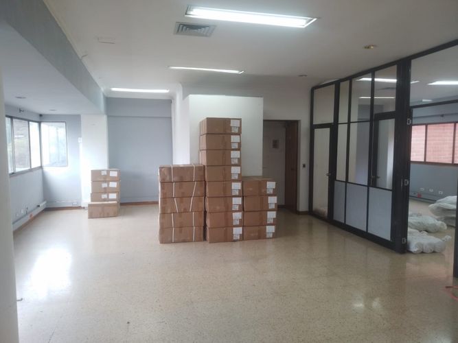 Bodega en arriendo en Cristo Rey, Medellín, 225 m² · foto 2 de 16