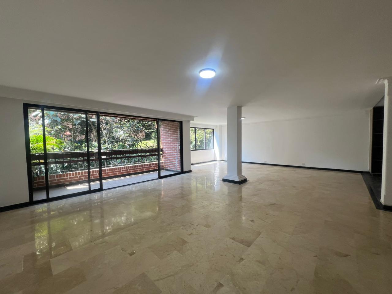 Casa en arriendo en El Poblado, Medellín · foto 2 de 20