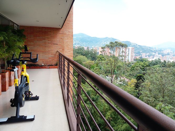 Apartamento de 2 alcobas en venta en El Poblado, Medellín, 149 m² · foto 17 de 18