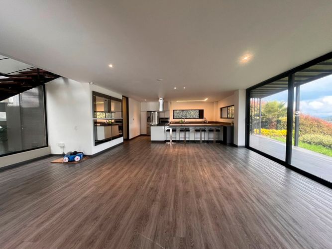 Casa de 3 alcobas en venta en Loma Del Chocho, Envigado, 370 m² · foto 2 de 20