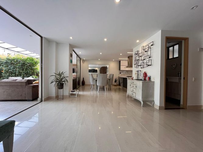Casa de 4 alcobas en venta en Loma Del Chocho, Envigado, 240 m² · foto 2 de 19