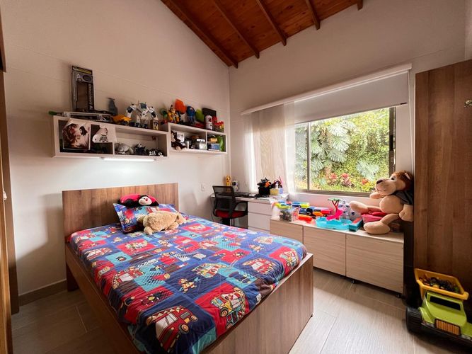 Casa de 4 alcobas en venta en Loma Del Chocho, Envigado, 240 m² · foto 11 de 19