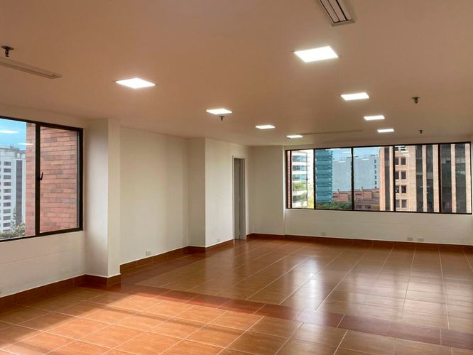 Oficina en arriendo en El Poblado, Medellín, 60 m² · foto 2 de 8
