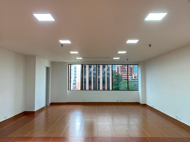 Oficina en arriendo en El Poblado, Medellín, 60 m² · foto 3 de 8