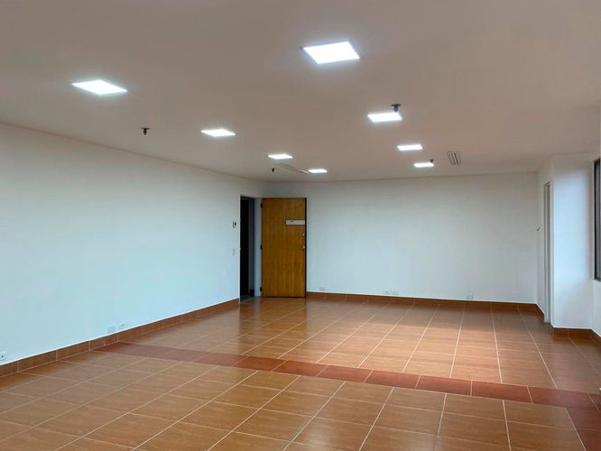 Oficina en arriendo en El Poblado, Medellín, 60 m² · foto 6 de 8