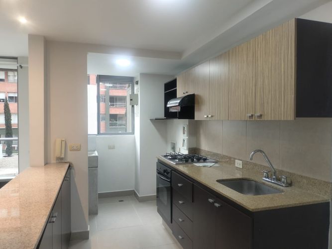 Apartamento de 3 alcobas en arriendo en El Poblado, Medellín, 73 m² · foto 2 de 14