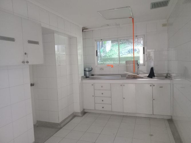 Oficina en arriendo en El Poblado, Medellín, 1215 m² · foto 3 de 13