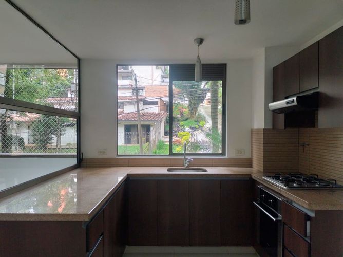 Apartamento en arriendo en El Poblado, Medellín · foto 3 de 17