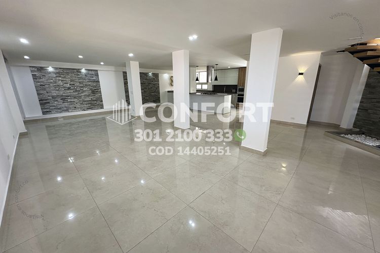 Casa de 3 alcobas en arriendo en Loma Del Indio, Medellín, 260 m² · foto 2 de 24