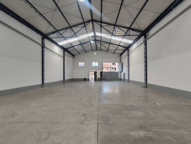 Bodega en arriendo en Cristo Rey, Medellín, 354 m² · foto 2 de 11