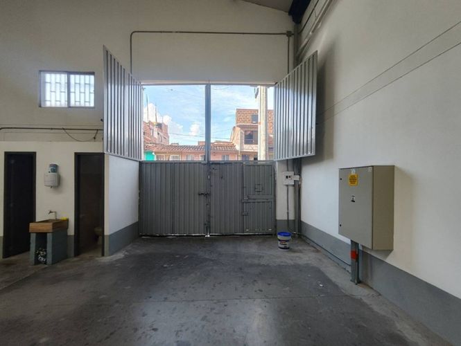 Bodega en arriendo en Cristo Rey, Medellín, 354 m² · foto 3 de 11