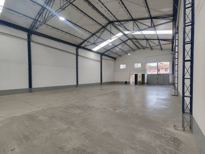 Bodega en arriendo en Cristo Rey, Medellín, 354 m² · foto 10 de 11