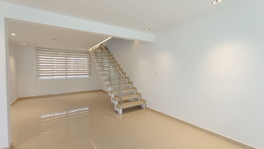 Casa de 3 alcobas en venta en Santa Monica, Cali, 465 m² · foto 2 de 24