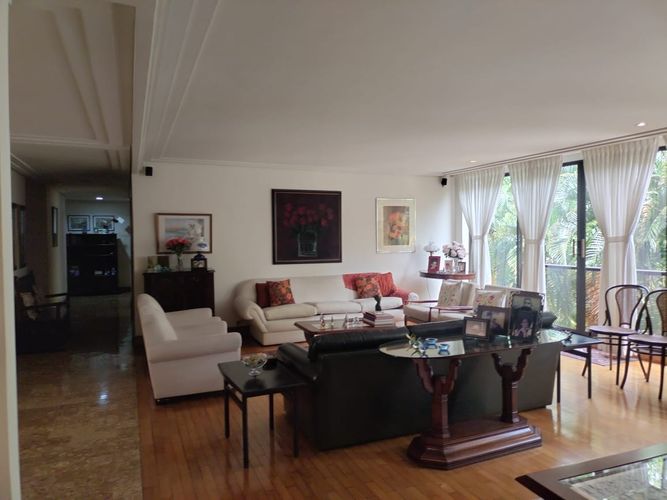 Apartamento de 4 alcobas en venta en El Poblado, Medellín, 236 m² · foto 2 de 19