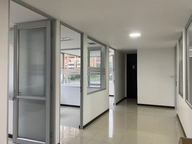Oficina en arriendo en El Poblado, Medellín, 20 m² · foto 7 de 9