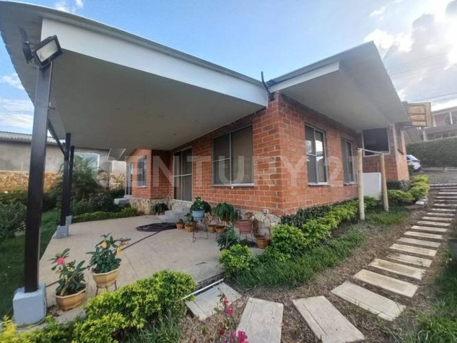 Casa de 3 alcobas en venta en Santa Elena, Jamundí, 220 m² · foto 1 de 24