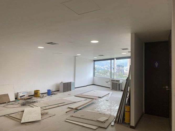 Oficina en arriendo en El Poblado, Medellín, 147 m² · foto 2 de 5