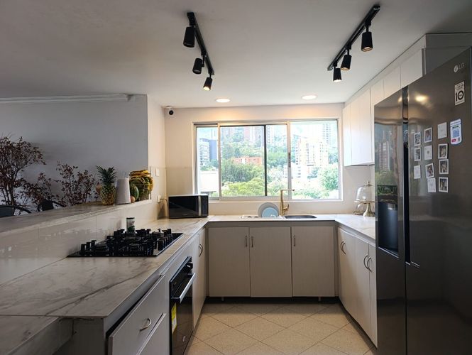 Apartamento de 3 alcobas en venta en El Poblado, Medellín, 200 m² · foto 4 de 18