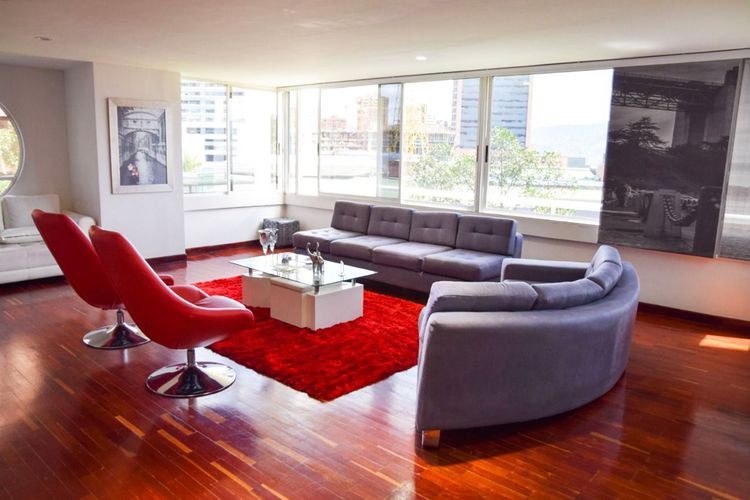 Apartamento de 3 alcobas en arriendo en El Poblado, Medellín, 180 m² · foto 2 de 18