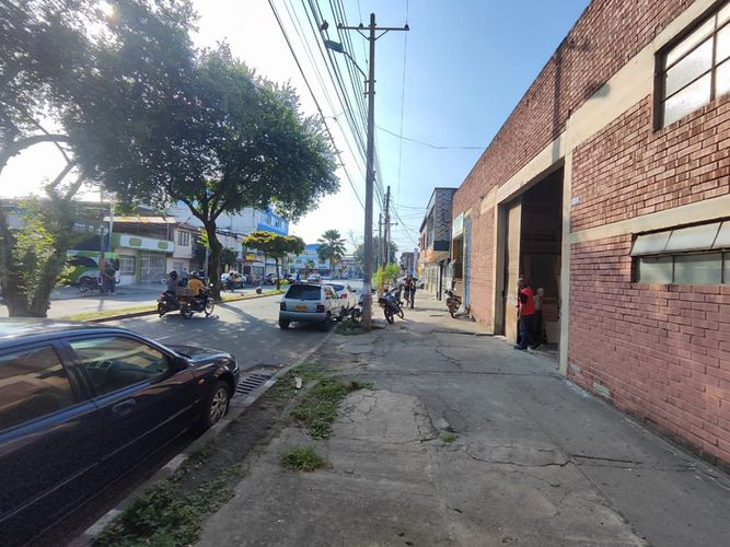 Bodega en venta en Atanasio Girardot, Cali, 373 m² · foto 2 de 6