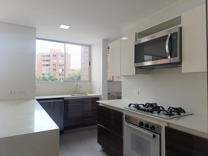 Apartamento de 3 alcobas en arriendo en El Poblado, Medellín, 170 m² · foto 7 de 19