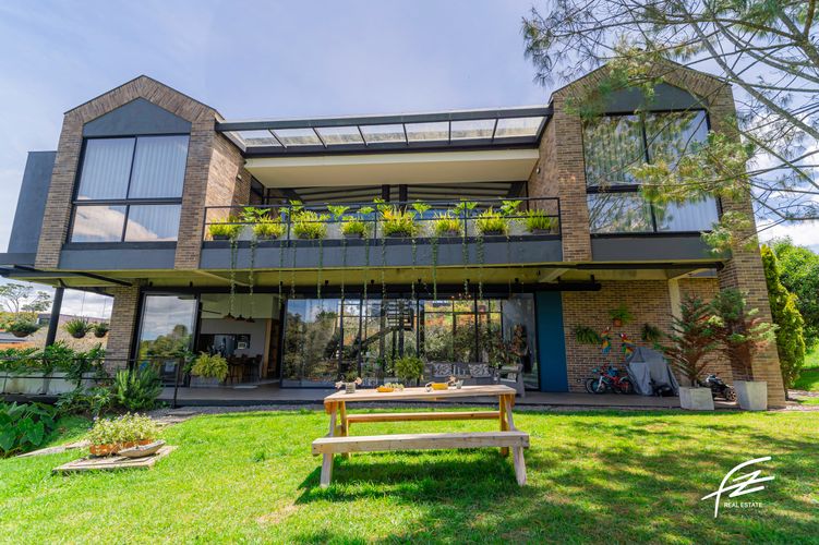 Casa de 4 alcobas en venta en Las Palmas, Envigado, 450 m² · foto 2 de 24