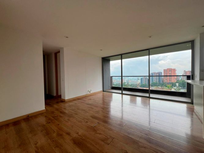 Apartamento de 2 alcobas en arriendo en El Poblado, Medellín, 75 m² · foto 2 de 15
