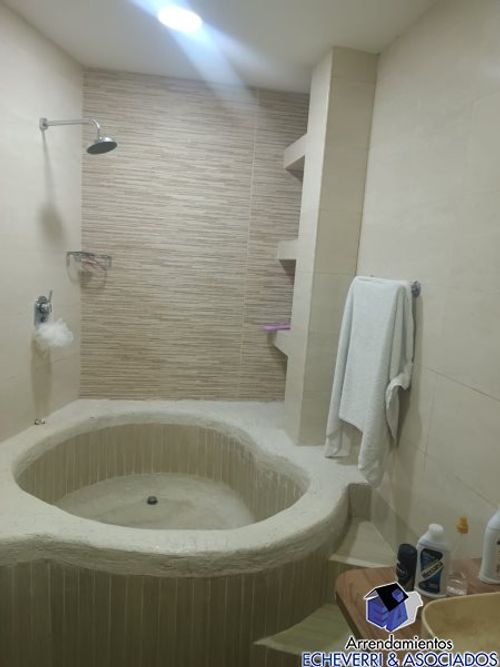 Casa de 4 alcobas en venta en Loma Del Escobero, Envigado, 550 m² · foto 2 de 8