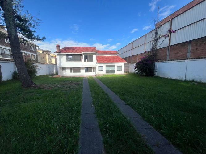 Casa de 11 alcobas en venta en Cr San Sebastian, Chía, 430 m² · foto 2 de 16