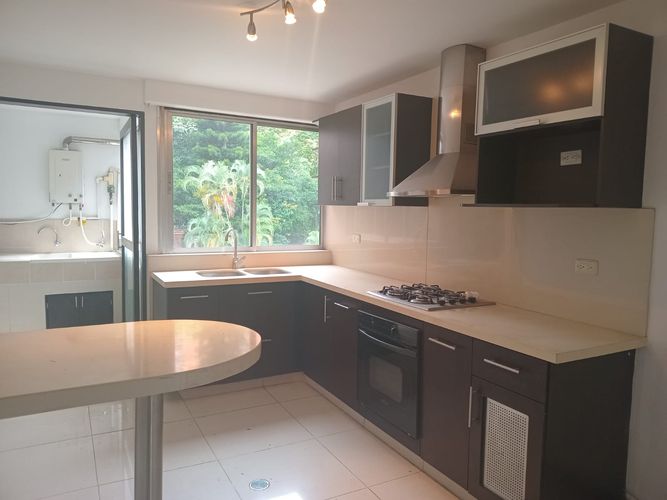 Apartamento de 4 alcobas en arriendo en El Poblado, Medellín, 195 m² · foto 6 de 19