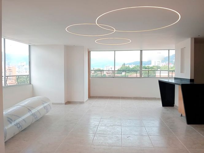 Apartamento de 3 alcobas en arriendo en Laureles, Medellín, 140 m² · foto 2 de 14