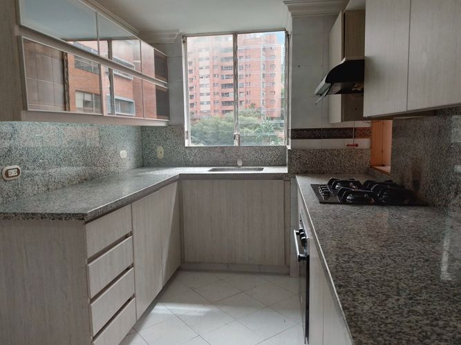 Apartamento de 4 alcobas en venta en El Poblado, Medellín, 248 m² · foto 8 de 19