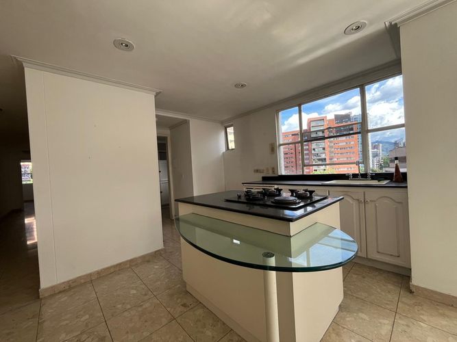 Apartamento de 3 alcobas en arriendo en El Poblado, Medellín, 177 m² · foto 4 de 15