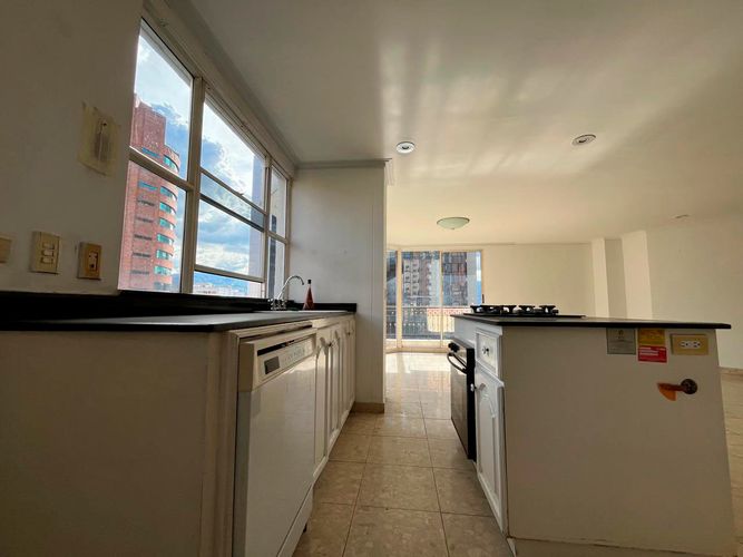 Apartamento de 3 alcobas en arriendo en El Poblado, Medellín, 177 m² · foto 5 de 15