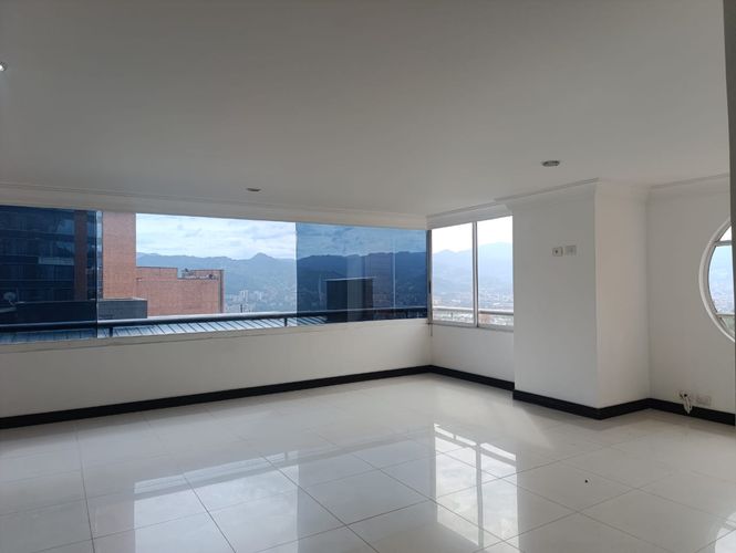 Apartamento de 2 alcobas en arriendo en El Poblado, Medellín, 150 m² · foto 2 de 18