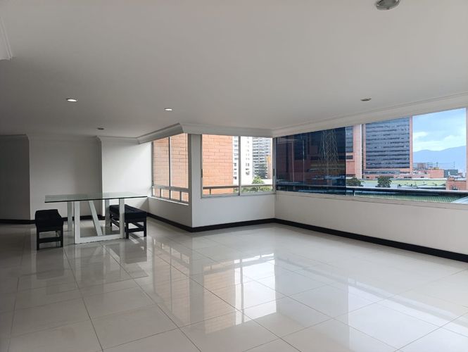 Apartamento de 2 alcobas en arriendo en El Poblado, Medellín, 150 m² · foto 3 de 18
